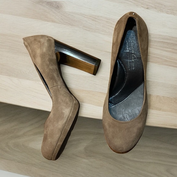 KENNETH COLE NewYork Tan Suede Heels - Picture 6 of 9